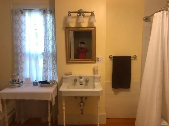Charmingfare Room - Private Bath
