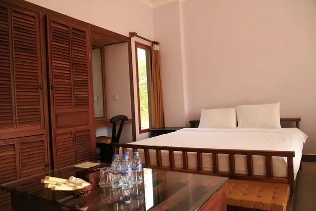 Deluxe Tek Büyük Yataklı Oda, Havuz Manzaralı