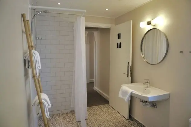 Tek Büyük Yataklı Oda, Ortak Banyo