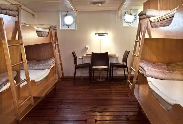 Bed in Mixed Dormitory Cabin, af Chapman