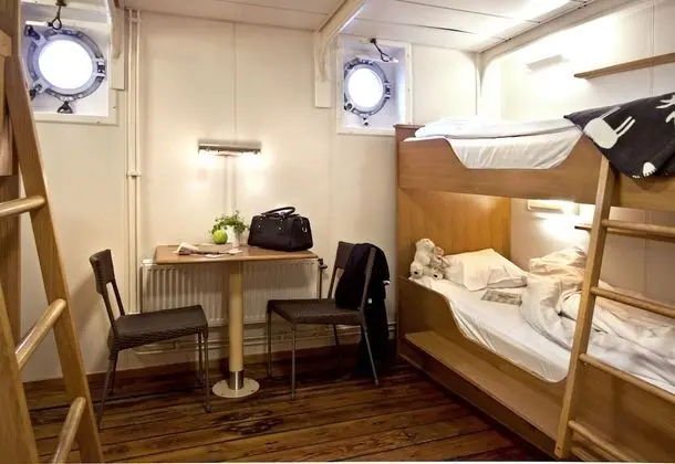 Bed in Mixed Dormitory Cabin, af Chapman