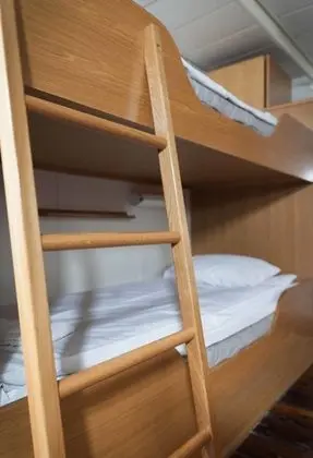 Bed in Mixed Dormitory Cabin, af Chapman
