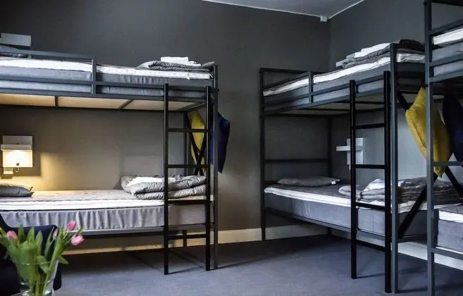 Bed in Mixed Dormitory Cabin, af Chapman