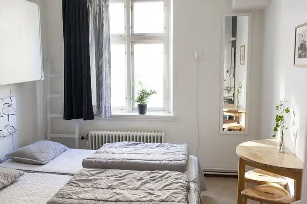 İki Ayrı Yataklı Oda, Ortak Banyo