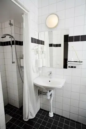 Oda, Özel Banyo (Linen and towels not included)