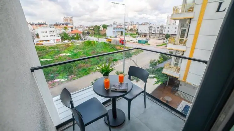 Suite, Kara Manzaralı, Balkonlu