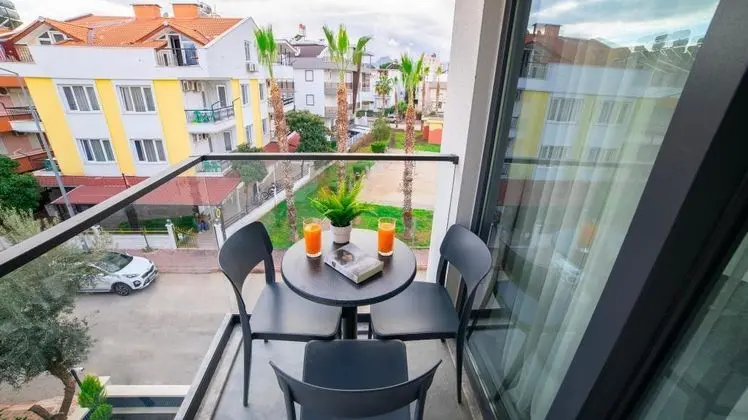 Suite, Kara Manzaralı, Balkonlu