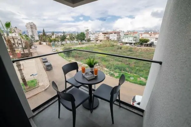 Suite, Kara Manzaralı, Balkonlu