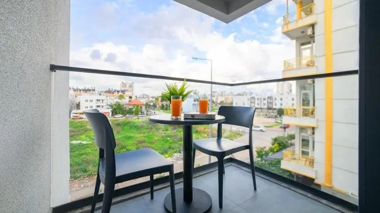 Suite, Kara Manzaralı, Balkonlu