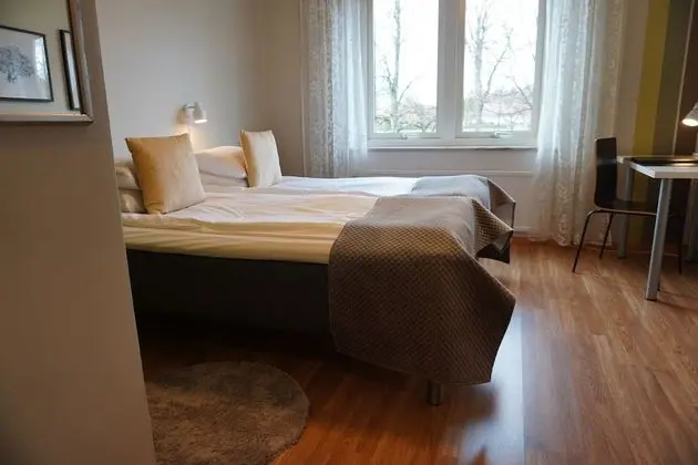 Tek Kişilik Oda, Ek Bina