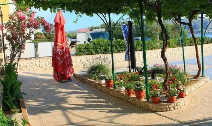 Apart Daire (Stjepan - 10m from beach - A1(4+1))