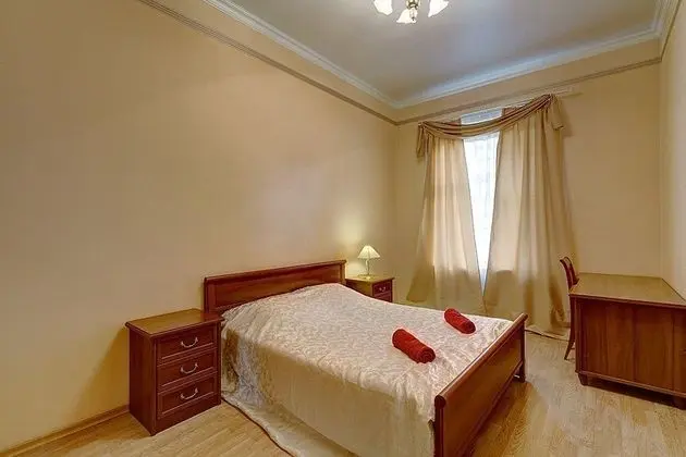 Apart Daire, 2 Yatak Odası (Karavannaya 3/35 , Ital'yanskaya 31)