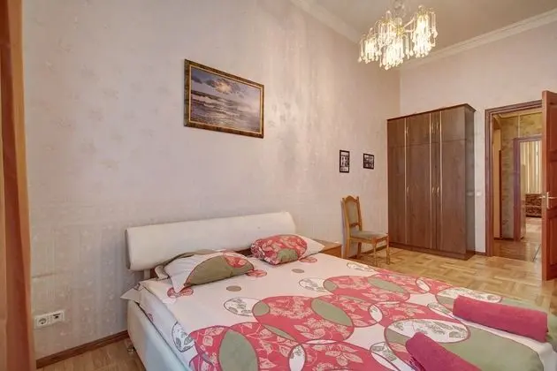 Apart Daire, 2 Yatak Odası (Karavannaya 3/35 , Ital'yanskaya 31)