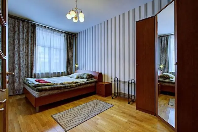 Apart Daire, 2 Yatak Odası (Karavannaya 3/35 , Ital'yanskaya 31)