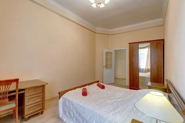 Apart Daire, 2 Yatak Odası (Karavannaya 3/35 , Ital'yanskaya 31)