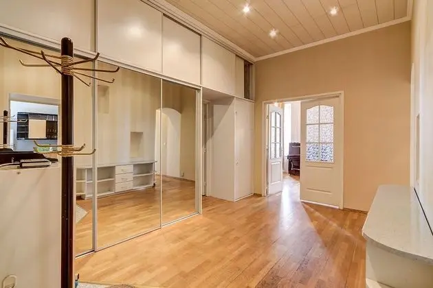 Apart Daire, 2 Yatak Odası (Karavannaya 3/35 , Ital'yanskaya 31)