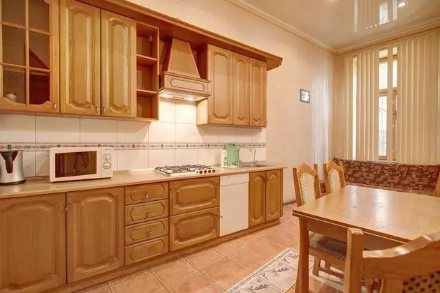 Apart Daire, 2 Yatak Odası (Karavannaya 3/35 , Ital'yanskaya 31)