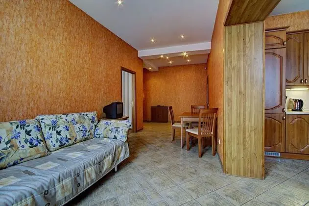 Apart Daire, 2 Yatak Odası (Karavannaya 3/35 , Ital'yanskaya 31)