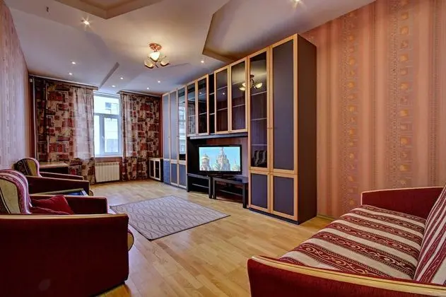 Apart Daire, 2 Yatak Odası (Karavannaya 3/35 , Ital'yanskaya 31)