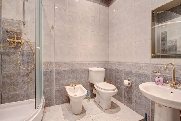 Apart Daire, 2 Yatak Odası (Karavannaya 3/35 , Ital'yanskaya 31)