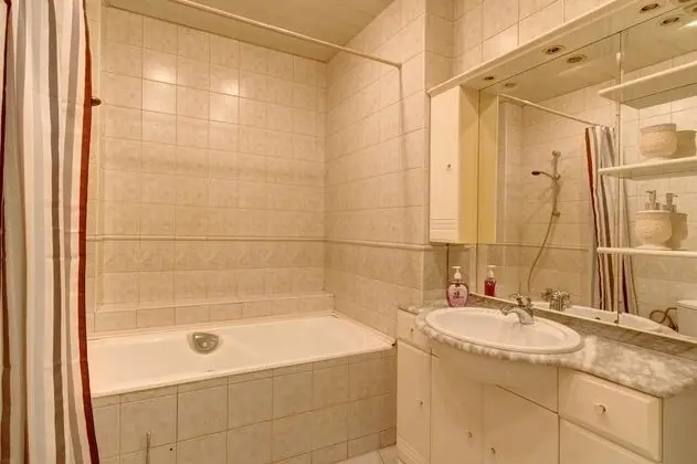 Apart Daire, 2 Yatak Odası (Karavannaya 3/35 , Ital'yanskaya 31)