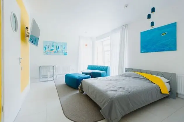 Design Tek Büyük Yataklı Oda, Küçük Mutfak