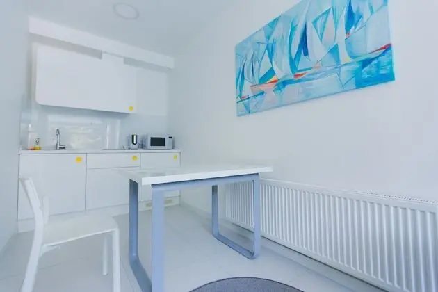Design Tek Büyük Yataklı Oda, Küçük Mutfak