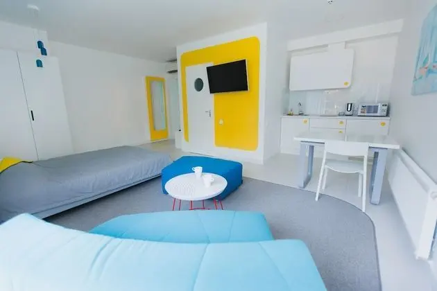 Design Tek Büyük Yataklı Oda, Küçük Mutfak