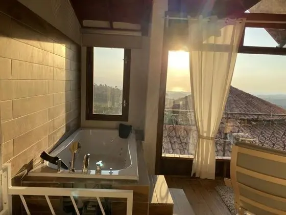 Jakuzili ve Şömineli Suite Oda, Orman Manzaralı, Balkonlu