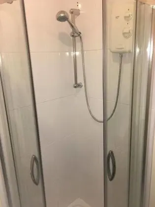 İki Ayrı Yataklı Oda, Banyolu/Duşlu