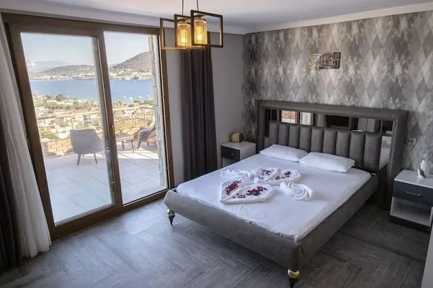 Standard Triple Havuz Manzaralı Oda