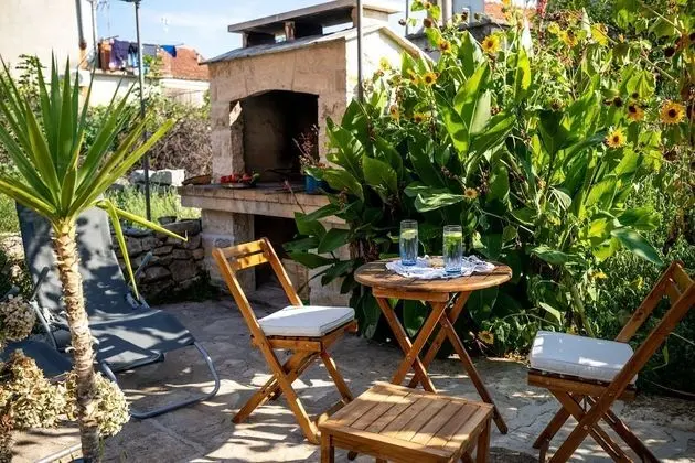 Stüdyo (Studio Apartment with Patio and Garde)