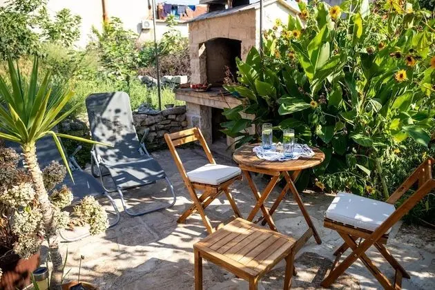 Stüdyo (Studio Apartment with Patio and Garde)