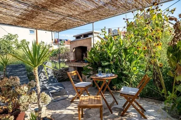 Stüdyo (Studio Apartment with Patio and Garde)