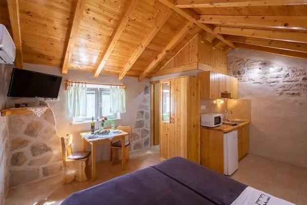 Stüdyo (Studio Apartment with Patio and Garde)