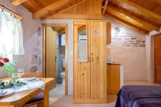 Stüdyo (Studio Apartment with Patio and Garde)