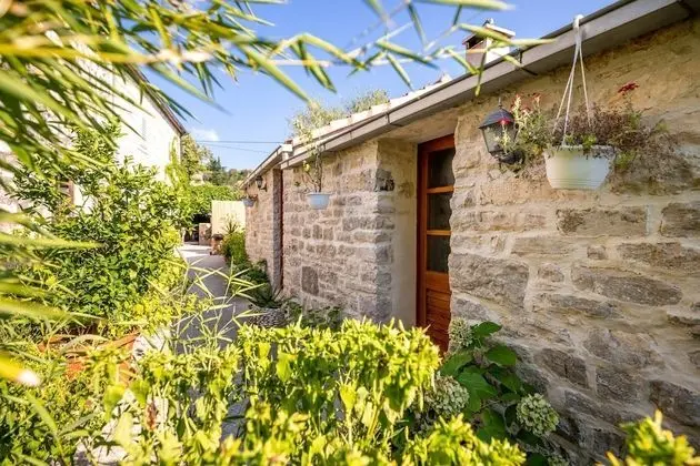 Stüdyo (Studio Apartment with Patio and Garde)