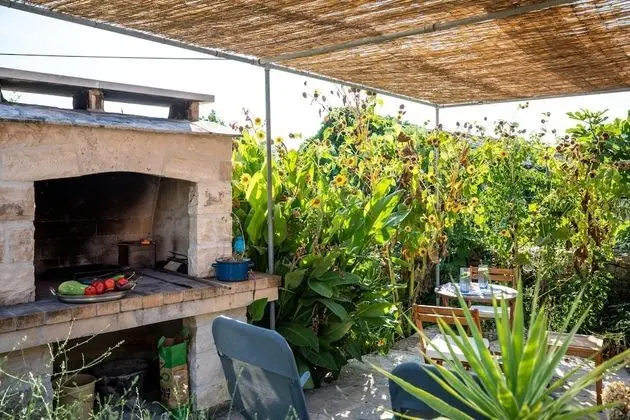 Stüdyo (Studio Apartment with Patio and Garde)