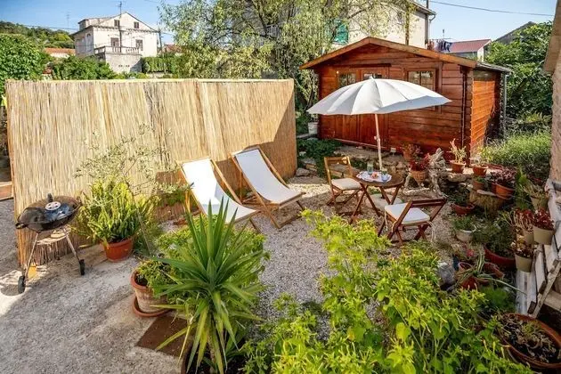 Stüdyo (Studio Apartment with Patio and Garde)