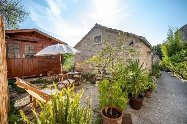 Stüdyo (Studio Apartment with Patio and Garde)