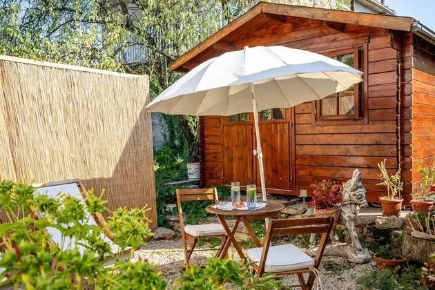 Stüdyo (Studio Apartment with Patio and Garde)