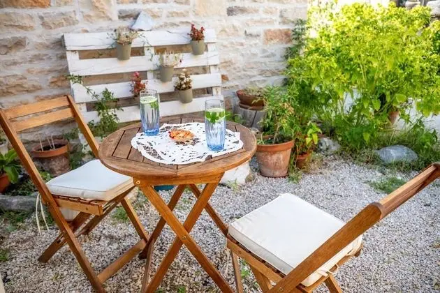 Stüdyo (Studio Apartment with Patio and Garde)