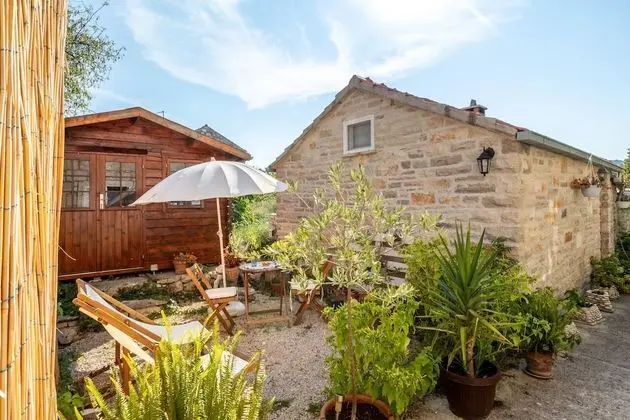 Stüdyo (Studio Apartment with Patio and Garde)