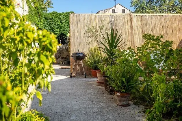 Stüdyo (Studio Apartment with Patio and Garde)