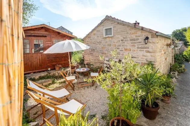 Stüdyo (Studio Apartment with Patio and Garde)