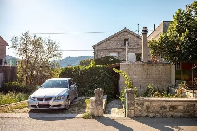 Stüdyo (Studio Apartment with Patio and Garde)