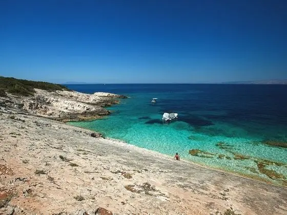 Stüdyo (Studio Apartment with Patio and Garde)