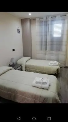 İki Ayrı Yataklı Oda, Ortak Banyo