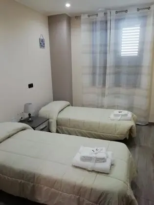 İki Ayrı Yataklı Oda, Ortak Banyo