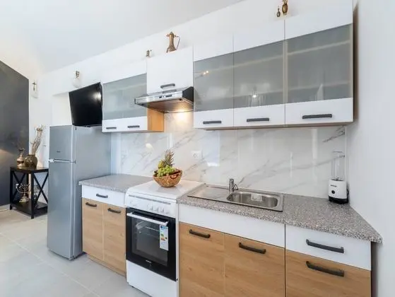 Ev (Two Bedroom Holiday Home with Swimmin)